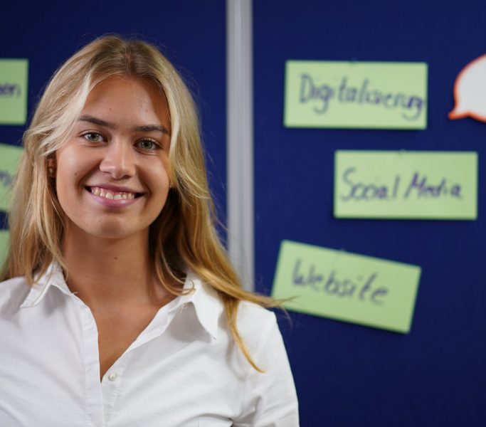 pic_frau-vor-pinnwand pic_frau-vor-pinnwand