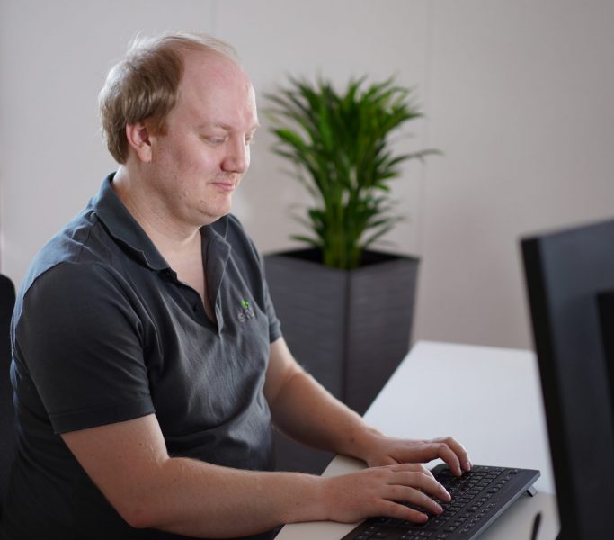 pic_mann-vor-computer pic_mann-vor-computer